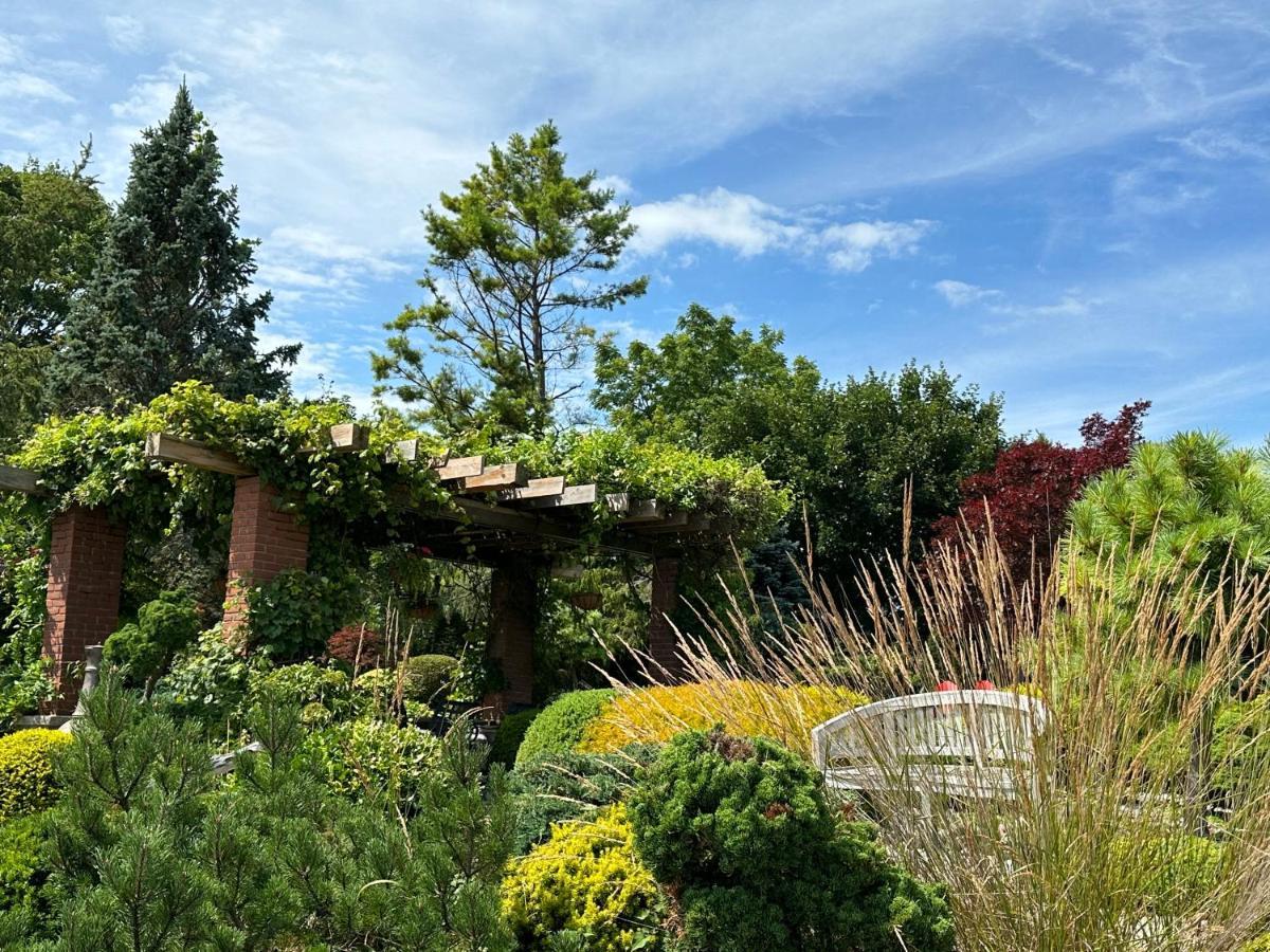 The Wind In The Willows - Luxury Lakefront Oasis Bed and Breakfast Cobourg Εξωτερικό φωτογραφία